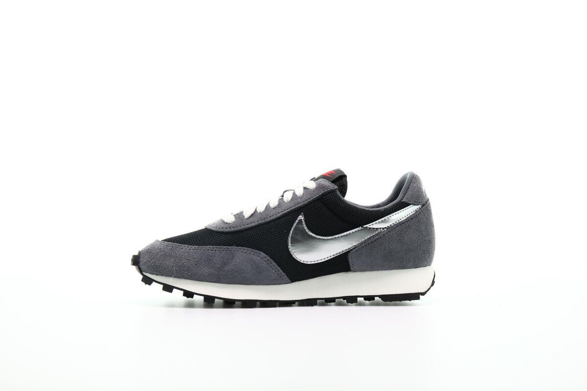 Nike daybreak black silver best sale